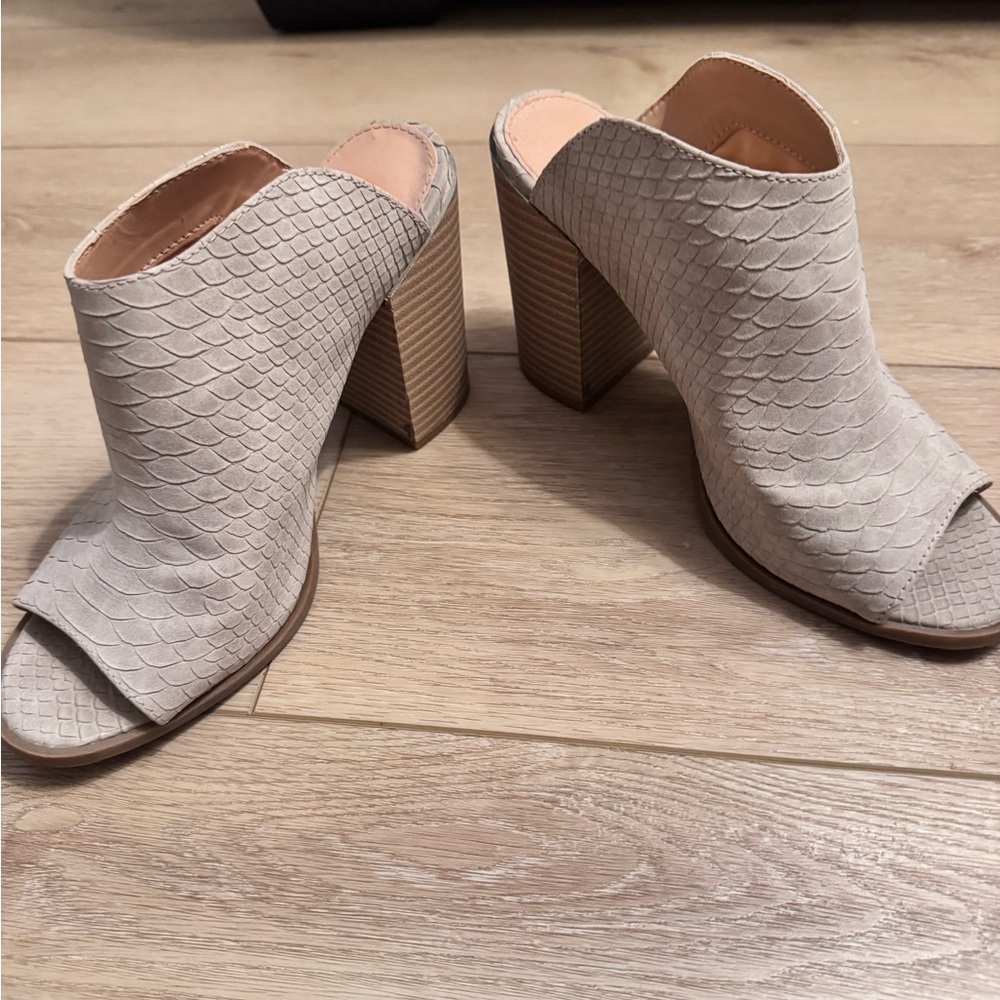 Express Textured Cream Open-Toe Mules